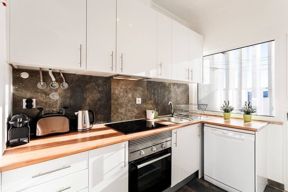 "Clean 2 bedroom apartment with air conditioning. Loved the views especially the sunsets. Communication is simple and always answered our questions." - Pamela, USA