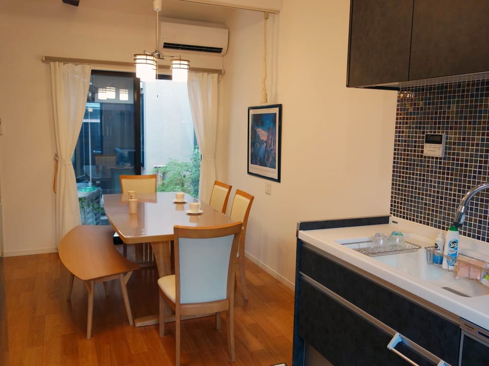 Kitchen & dining