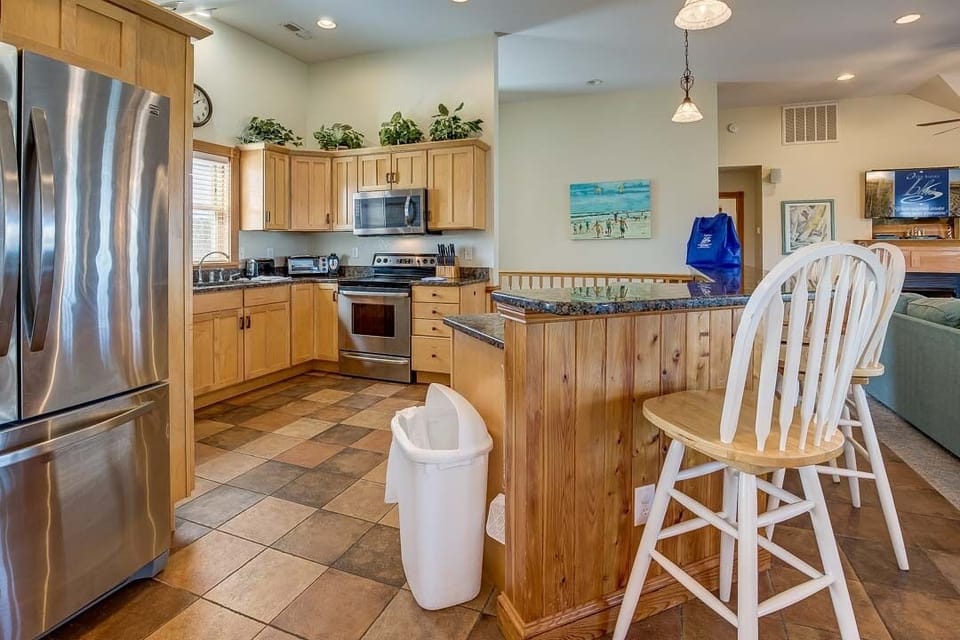 Top-Level Kitchen with Bar seats 4