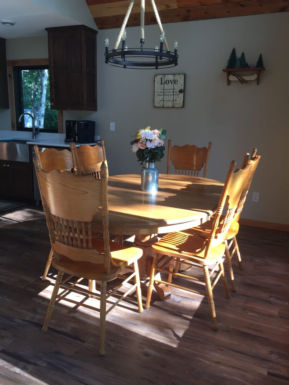 Dining table seats 6 people