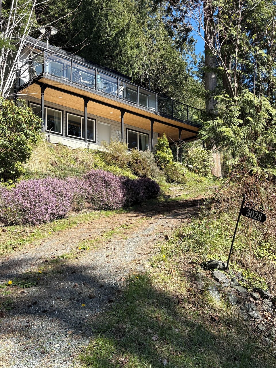 Short driveway up to the house