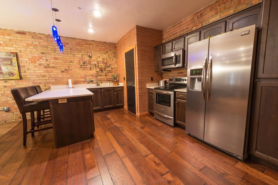 Kitchen and breakfast counter.