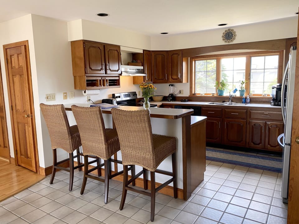 2nd floor: Seating for 3 at the breakfast bar with ocean views. 
