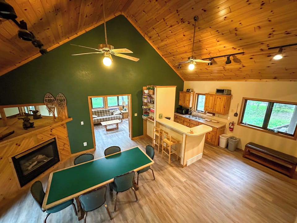 Open floor plan between the kitchen and dining area