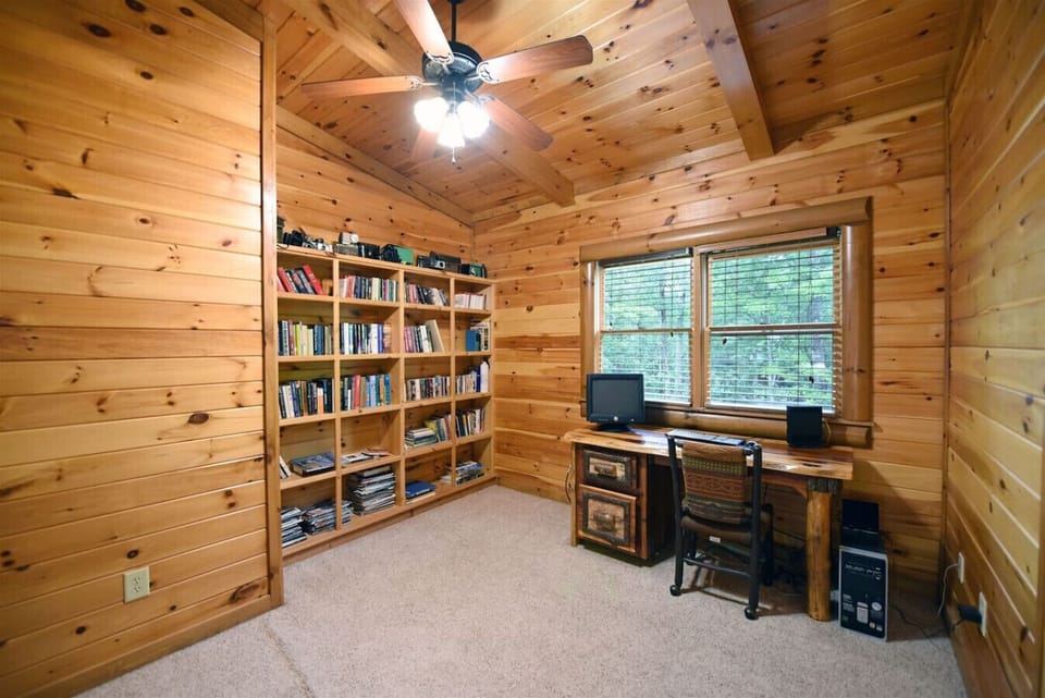 Blue Ridge cabin rental with hot tub, wifi and pool table