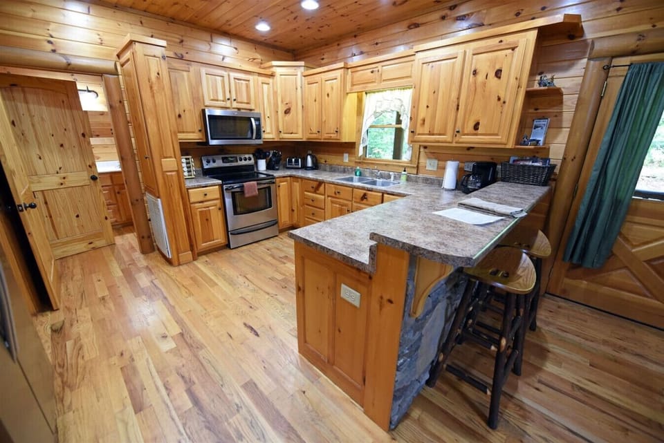 Blue Ridge cabin rental with hot tub, wifi and pool table