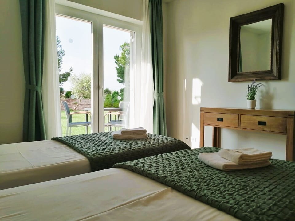 Quarto com vista jardim/Bedroom with garden view