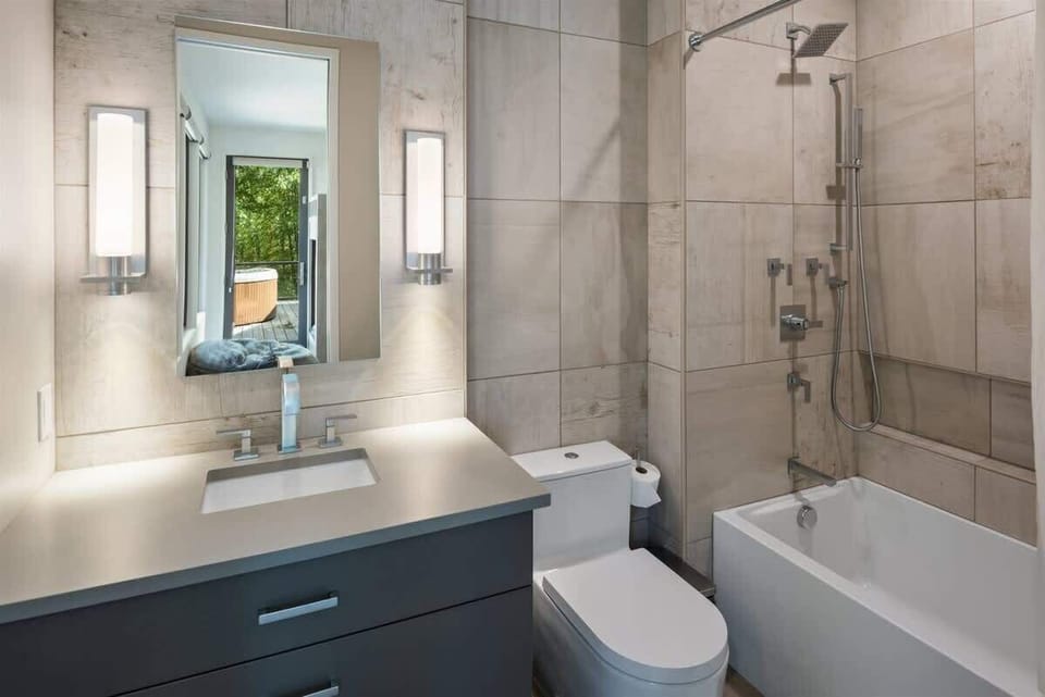 Second bedroom ensuite bathroom. 