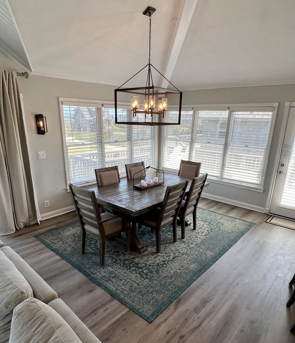 Expandable table provides ocean view seating for up to 10 guests.