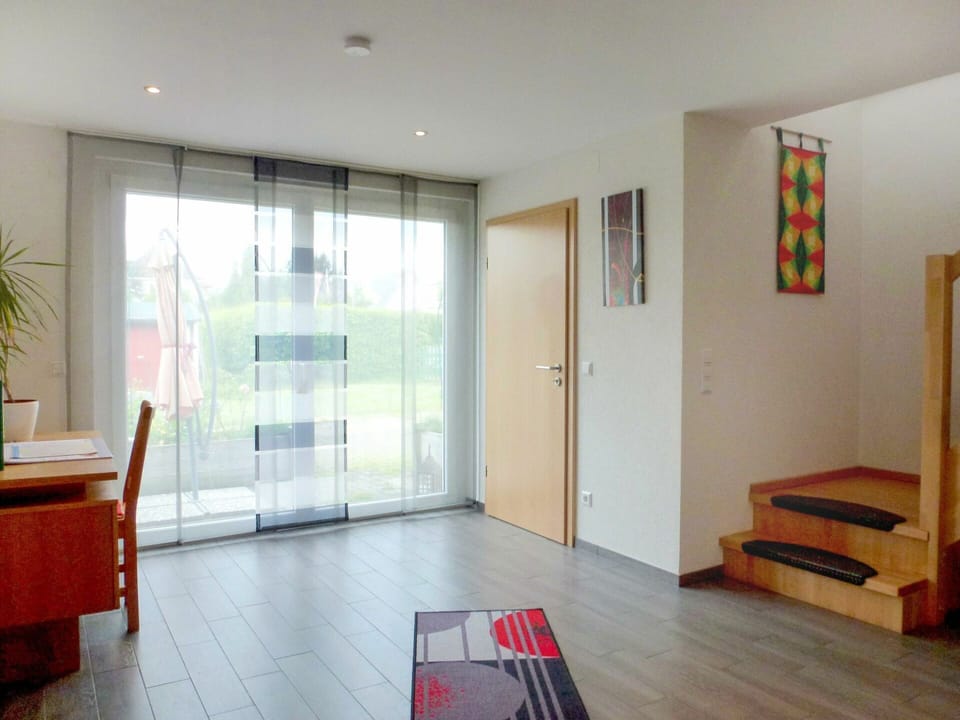 Window, Furniture, Building, Plant, Wood, Houseplant, Interior Design, Hall, Flooring