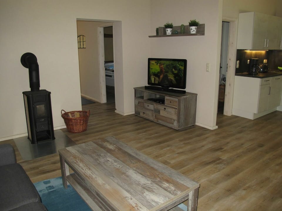 Room, Floor, Property, Laminate Flooring, Hardwood, Wood Flooring, Flooring, Furniture, Interior Design, Building