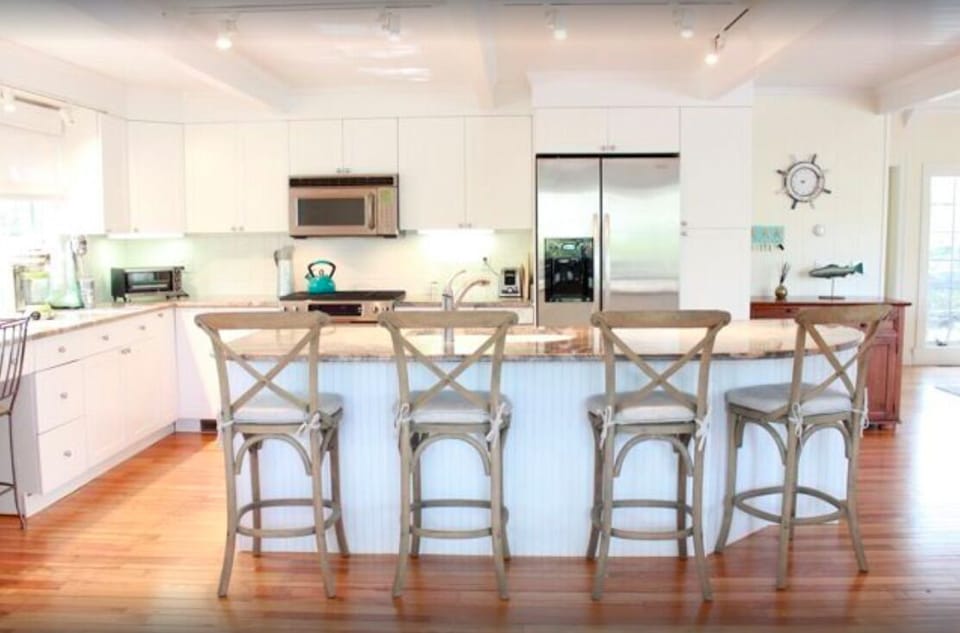 Kitchen breakfast bar