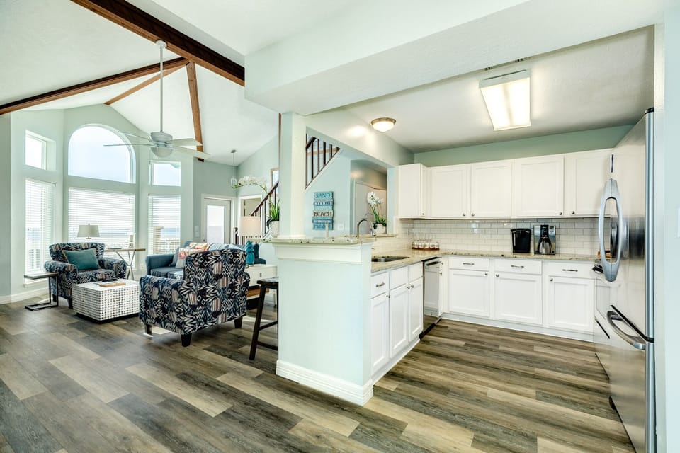 Remodeled, fully furnished kitchen