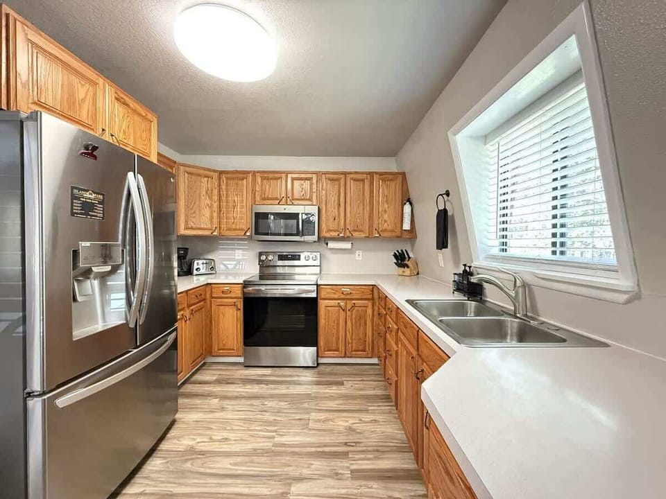 The kitchen is in the heart of the cabin and is well-equipped space for cooking and socializing. It is cozy and homey, with everything at arm's reach. It is made simple to whip up delicious meals, whether you have a big group or just a few guests.