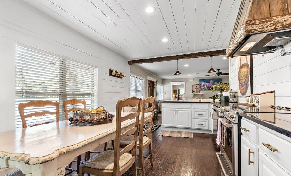 Front Kitchen/Dining Area