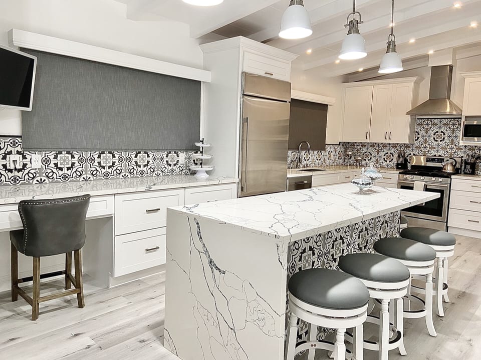view of kitchen w/ large windows w/ natural lighting and 8' island