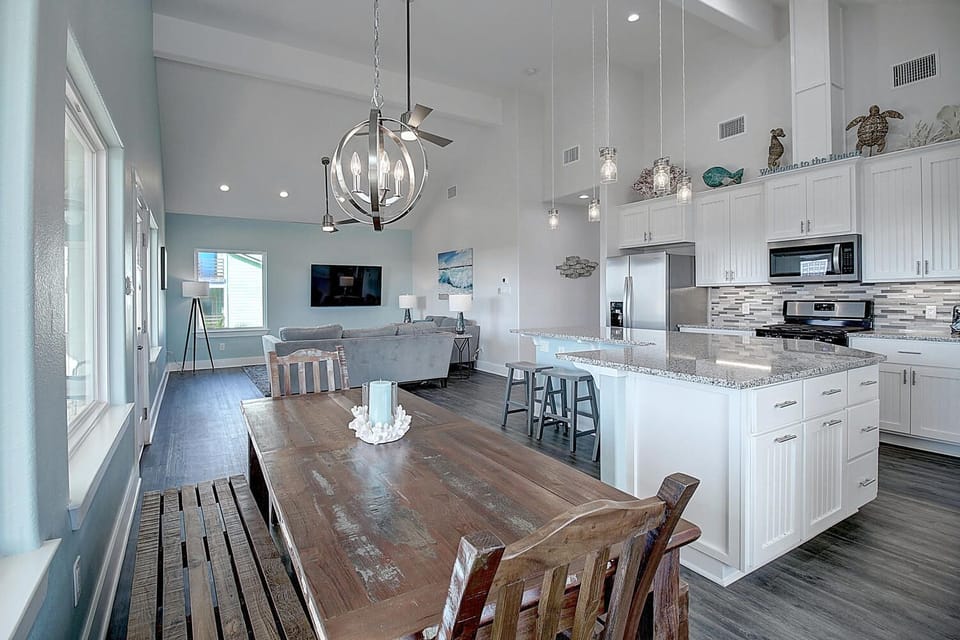 Dining area into living area - Enjoy a meal with family and friends at this spacious dining table