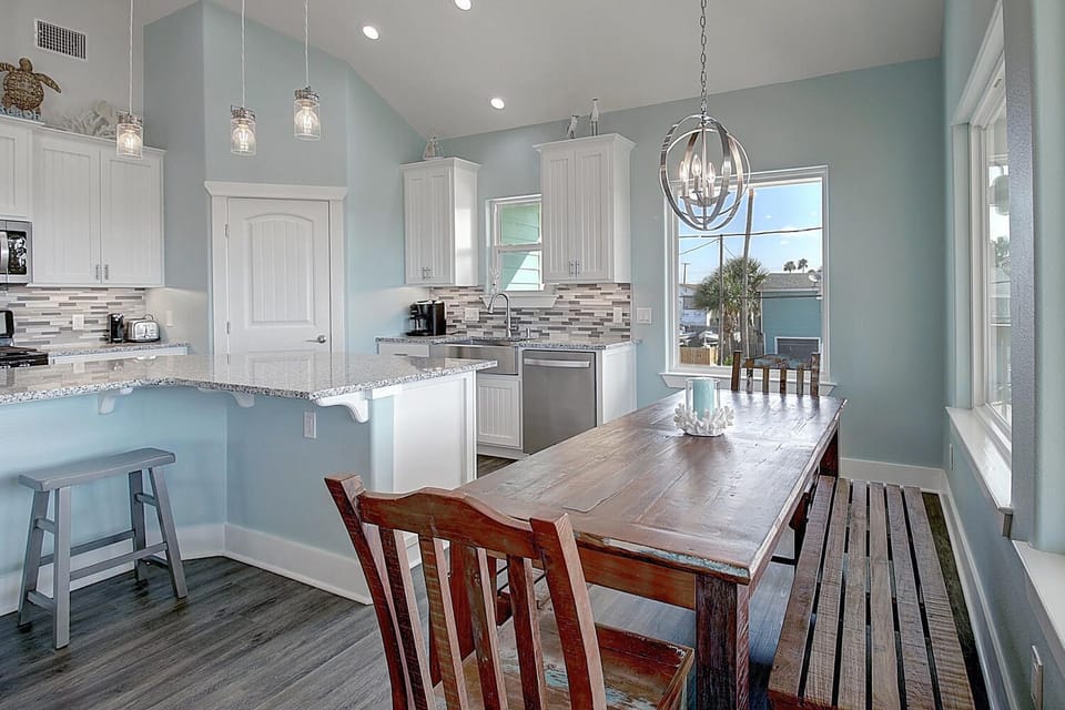Additional bar seating - Enjoy a meal with family and friends at this spacious dining table