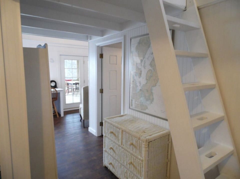 ENTRYWAY AND STARWAY TO LOFT AREA