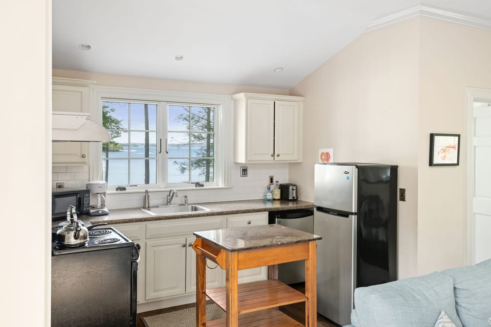 Kitchen with view of the ocean!
