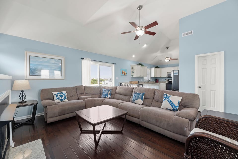 CCV04: Pelican Cove l Top Level Living Area