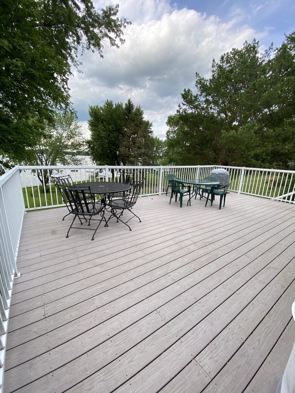 Huge deck for relaxing and enjoying the view 
