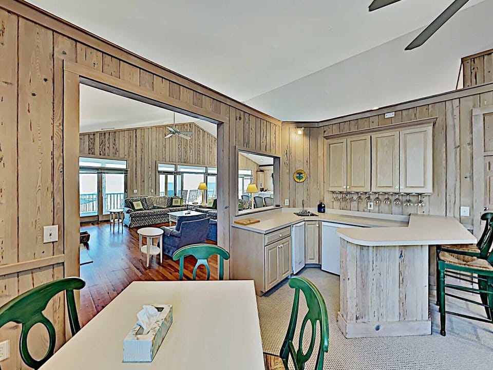 Wet Bar & Game Room