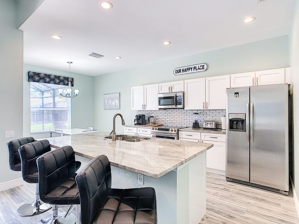 Full Modern Kitchen & Breakfast Counter