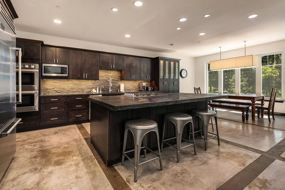 Rocking Chair Retreat - Fully stocked Chef's Kitchen.