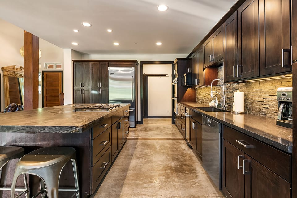 Rocking Chair Retreat - Granite counters and stainless appliances.