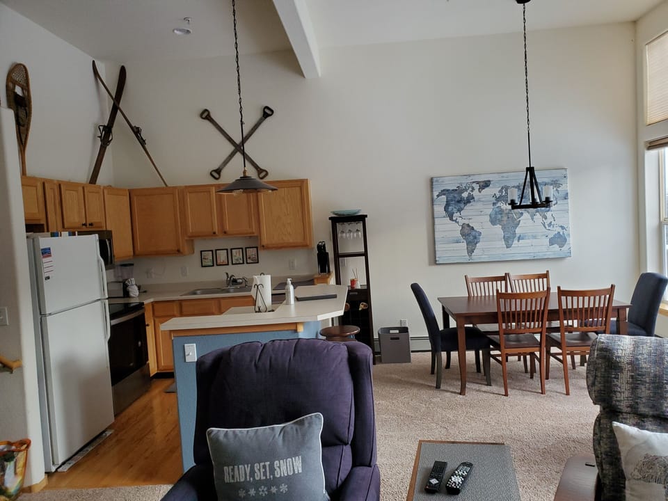 Full kitchen and dining room that seats 6