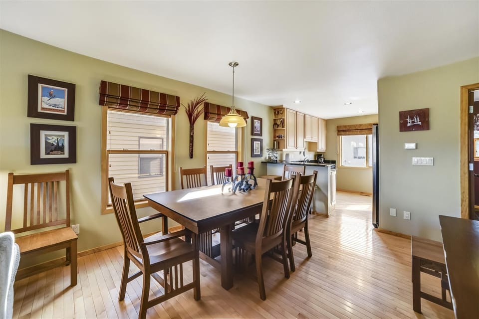 LG736D Dining Area