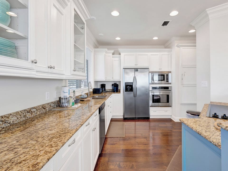 Fully Equipped Kitchen with Stainless Steel Appliances - First Floor