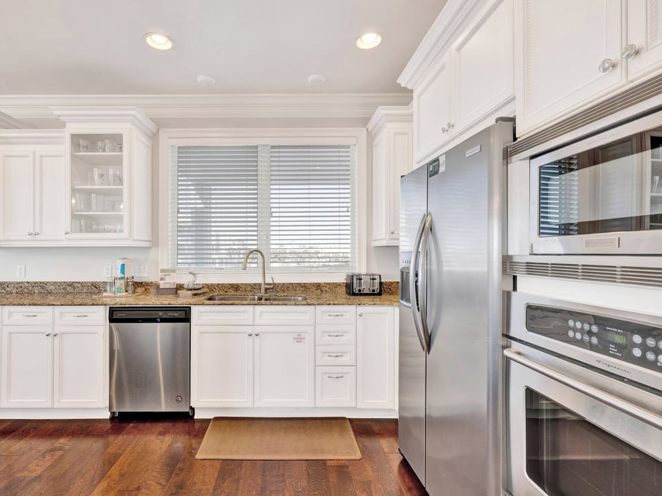 Fully Equipped Kitchen with Stainless Steel Appliances - First Floor