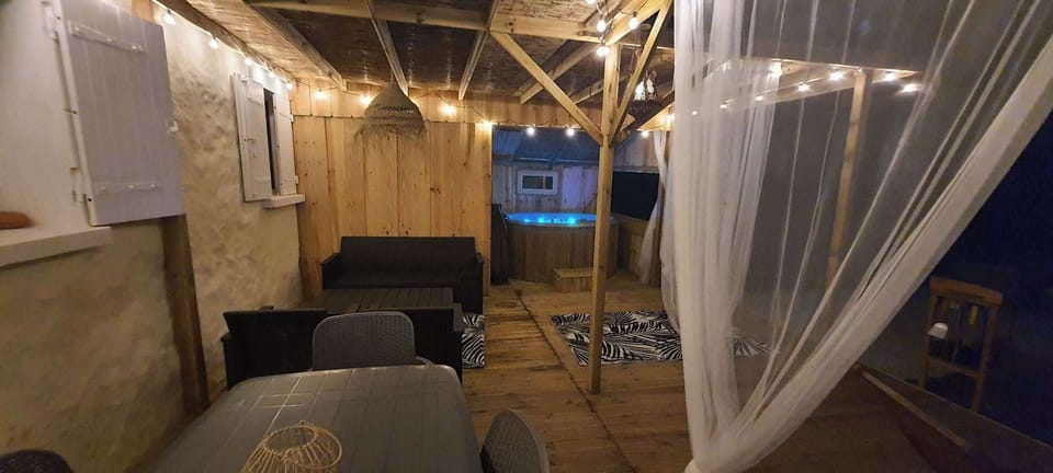 Indoor spa tub