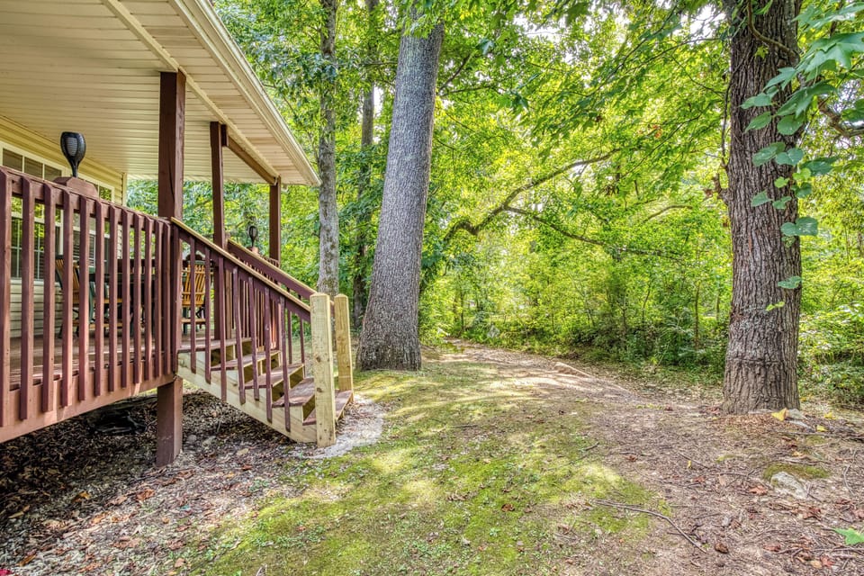 Vacation Rental in the Smoky Mountains with a Hot Tub "Lee's Creekside" - Back Yard