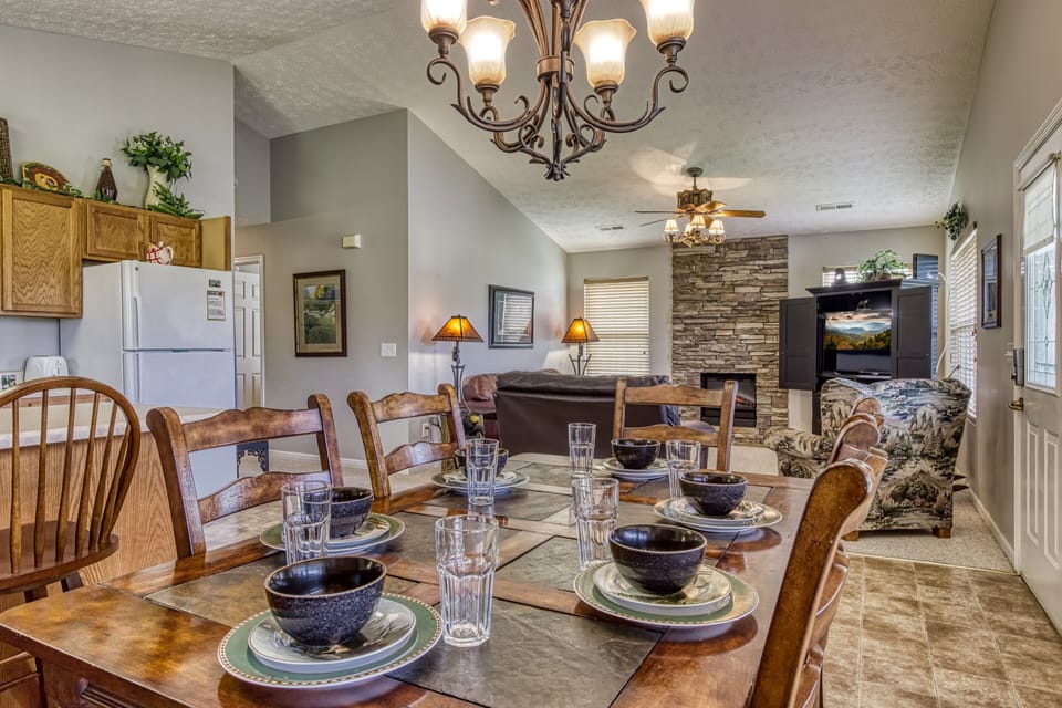 Pigeon Forge Vacation Rental "Lee's Creekside" - Dining room and living room