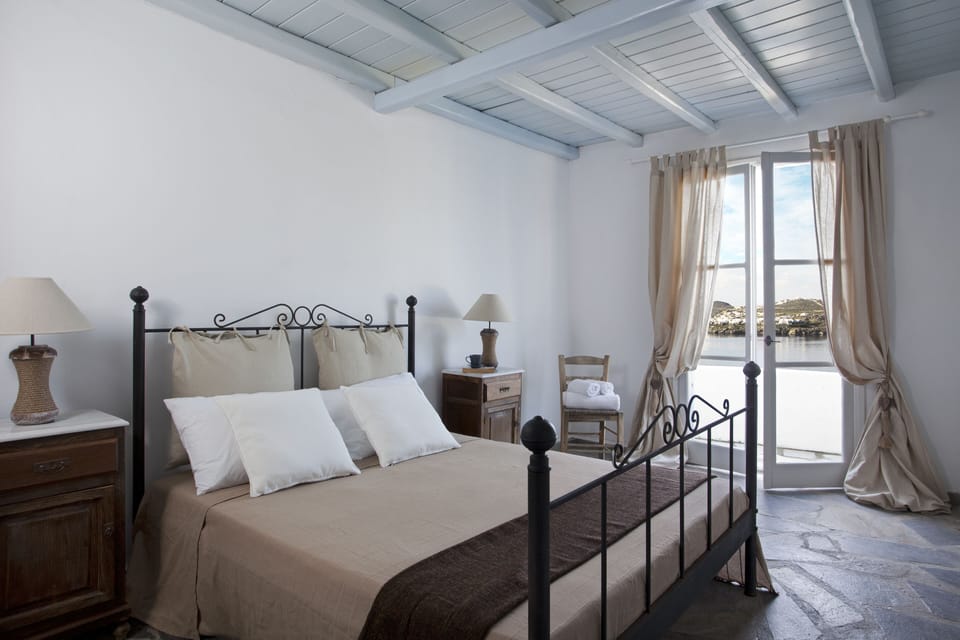 Double bed, en suite bathroom. Sea view.