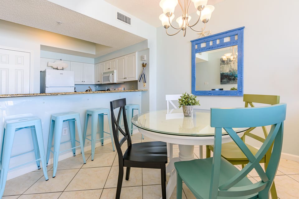 Dining Area and Kitchen Bar