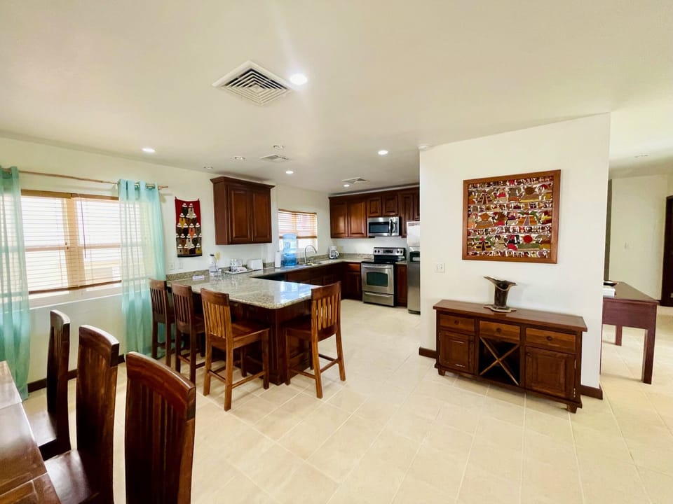 Dining & kitchen area