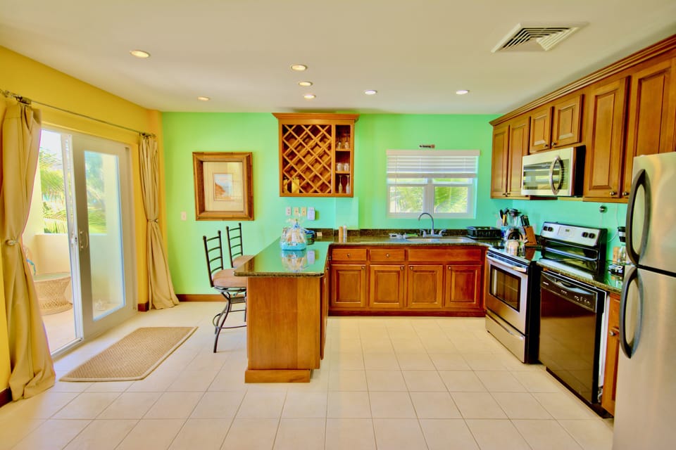 Fully equipped kitchen with counter seating