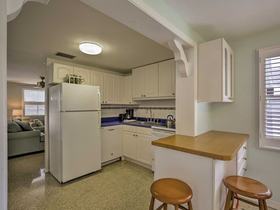 Use the fully equipped kitchen to whip up seafood feasts for your group.