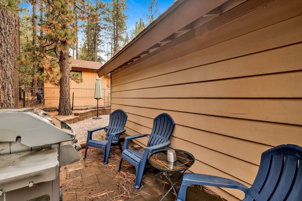 Private outdoor hot tub, surrounded by tall pines, perfect for relaxing under the trees after a day of adventure—enjoy peaceful forest views, fresh air, and a truly rejuvenating stay.