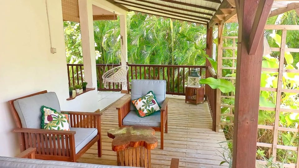 The outdoor living room of the Bambou cottage