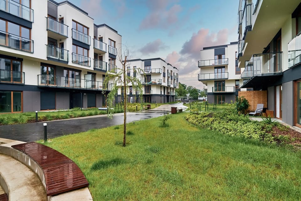 The building is close to charming restaurants and cafes. 