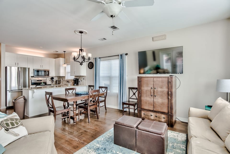 Upper floor, living room, dining room and kitchen 