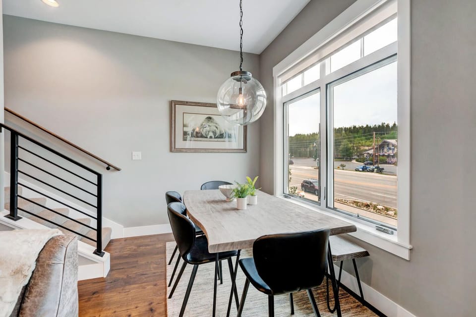 Dining for 6 with mountain views