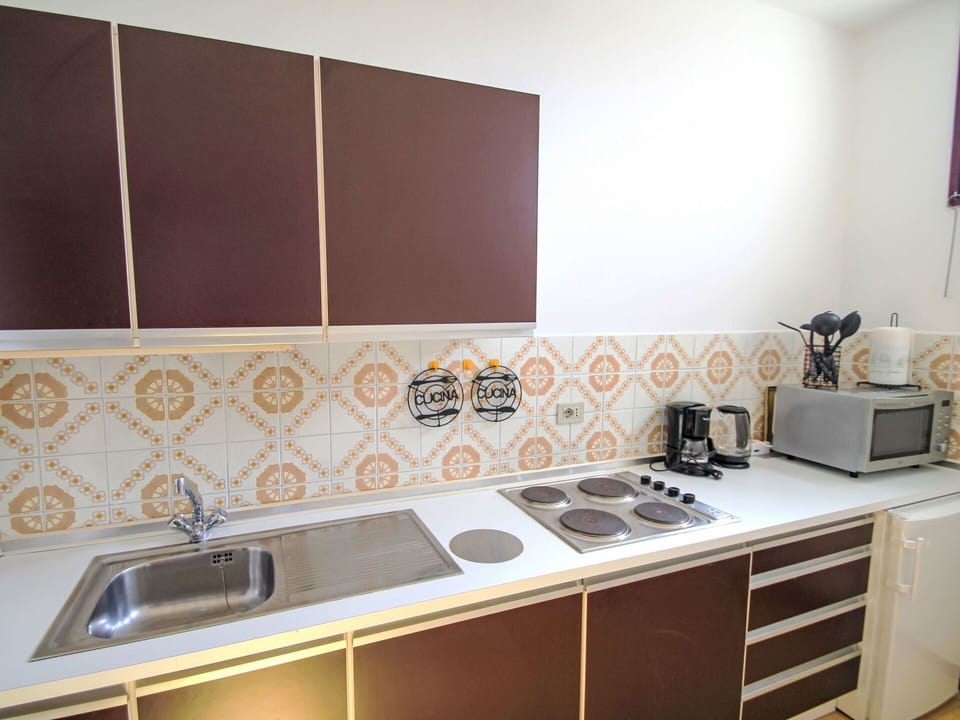 Kitchen, Kitchen Appliance, Major Appliance, Flooring, Wood, Countertop, Interior Design, Kitchen Stove, Floor, Stove