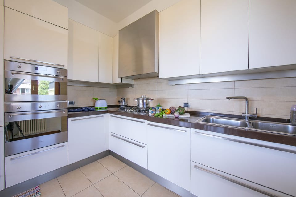 The kitchen with cooker hob, oven and microwave