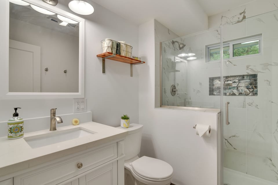 Full Bathroom | Towels Provided